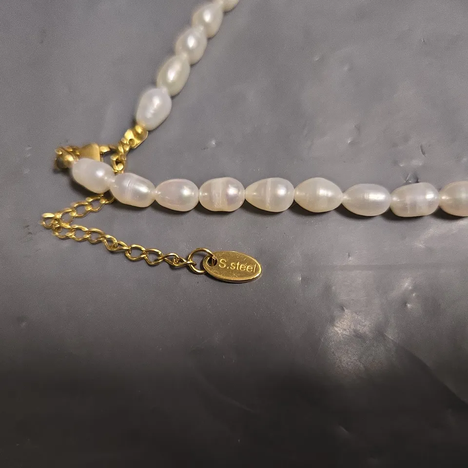 BOXED ANNIE APPLE PEARL LOOK NECKLACE