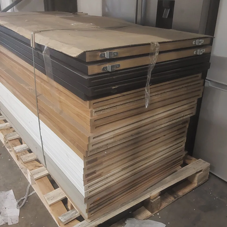 PALLET CONTAINING A VERY LARGE QUANTITY OF ASSORTED SHORT RAIL DOORS
