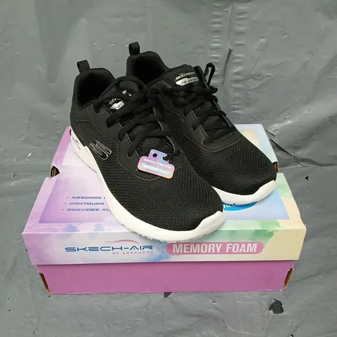 BOXED PAIR OF SKECHERS LITE-WEIGHT AIR DYNAMIGHT TRAINERS IN BLACK SIZE 6