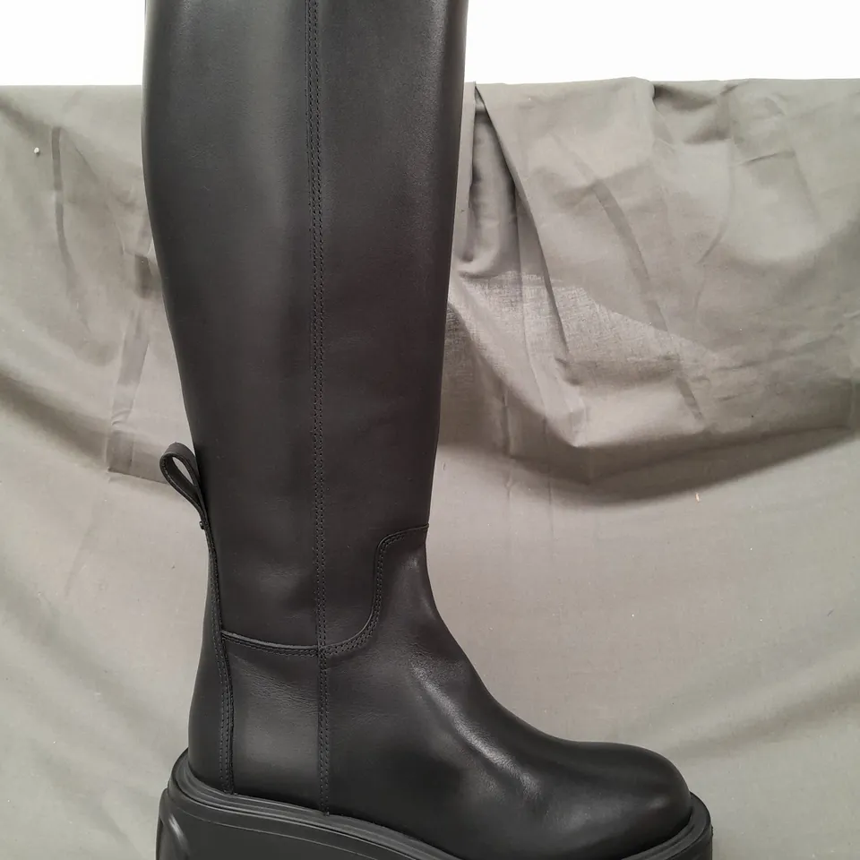 BOXED PAIR OF VALENTINO BEATLE PLATFORM KNEE-HIGH BOOTS IN BLACK SIZE 5