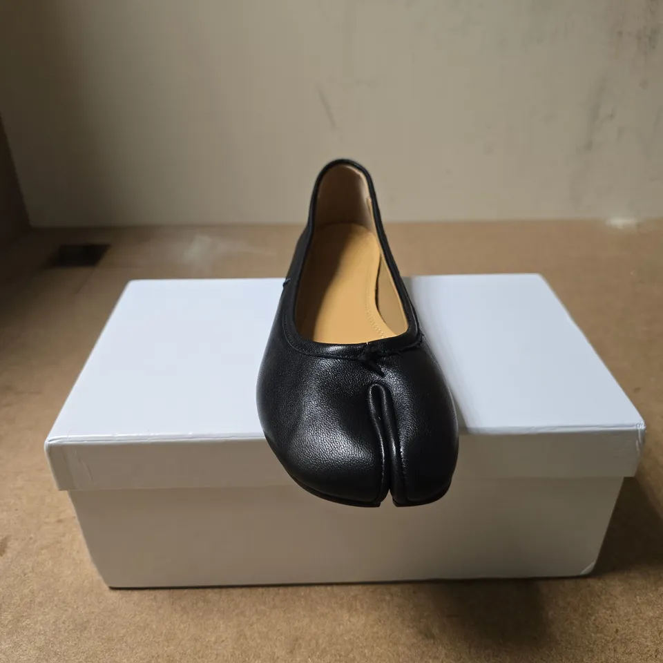 MAISON MARGIELA PARIS UK 4.5 WOMEN'S BLACK LEATHER BALLET FLATS (EU 37) BOXED