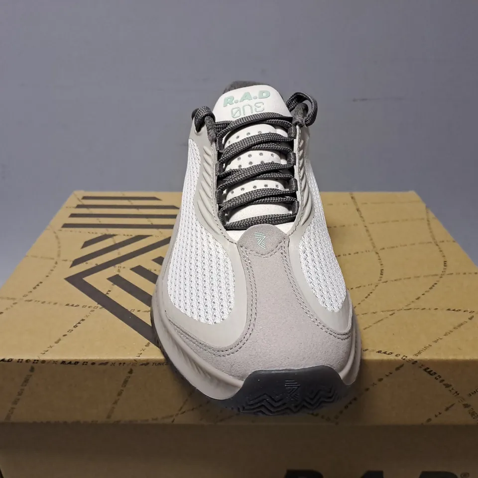 BOXED RAD ONE TRAINERS IN DOVE - UK 4 