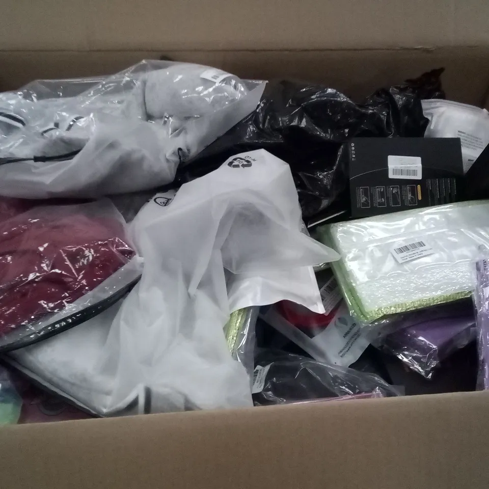 PALLET OF ASSORTED ITEMS INCLUDING KITCHEN SCISSORS, PHONE CASES, POOL CLEANING TABLETS, BRACELET MAKING G  KITS, PURSE