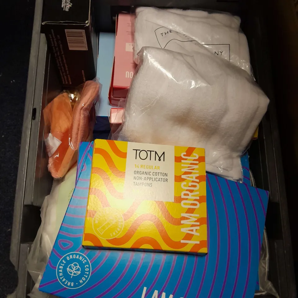 APPROXIMATELY 12 ASSORTED COSMETICS AND BEAUTY ITEMS TO INCLUDE ELECTRIC SHAVERS , MEDIUM PADS , NON APPLICATOR TAMPONS  , ETC 