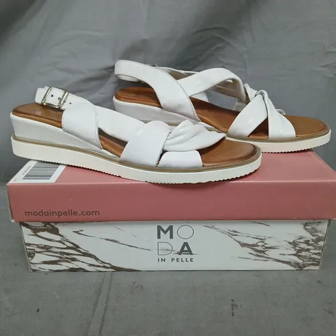BOXED PAIR OF MODA IN PELLE OLANNA TWISTED STRAP WEDGE SANDALS IN WHITE SIZE 7