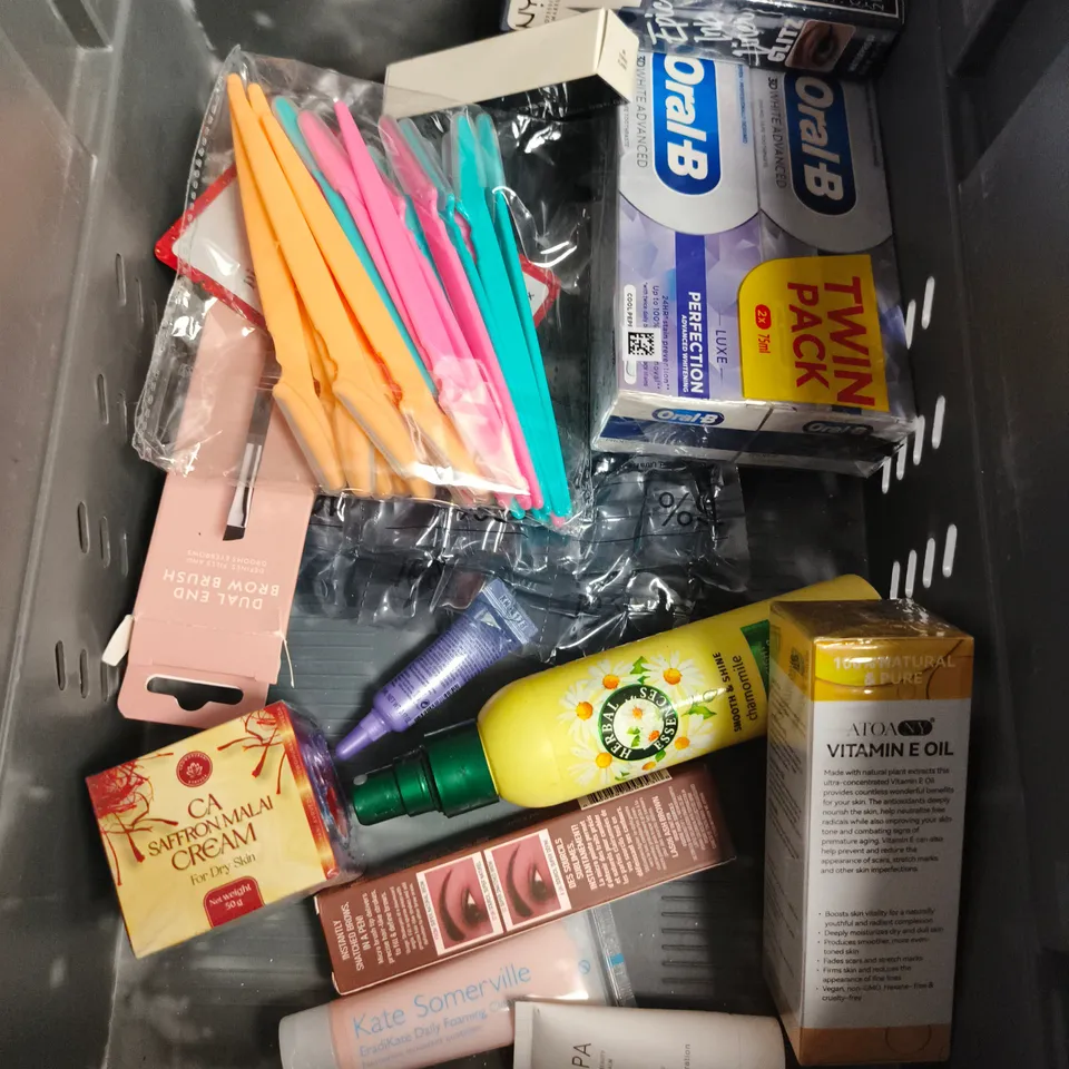 APPROXIMATEY 20 ASSORTED HEALTH AND BEAUTY PRODUCTS TO INCLUDE - CERAVE FACIAL MOISTURISING LOTION - NYX WATERPROOF LINER - COLGATE TOOTHPASTE - ETC