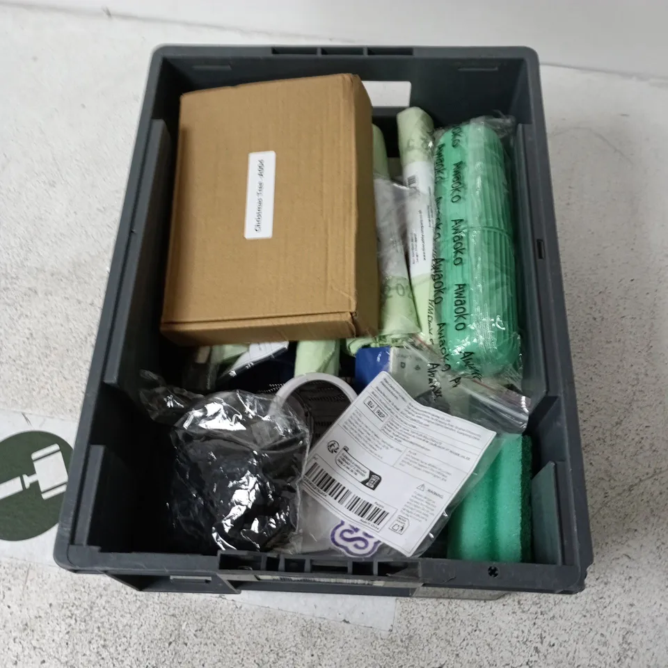 APPROXIMATELY 10 ASSORTED HOUSEHOLD ITEMS INCLUDING CHRISTMAS DECORATIONS, CLAMP, CUTLERY ETC.