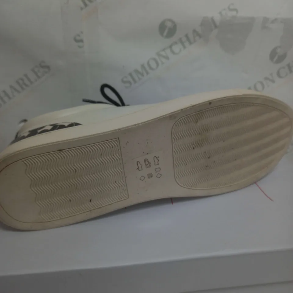 BEU DE JIFI BLACK TRAINERS IN OFF WHITE SIZE 9