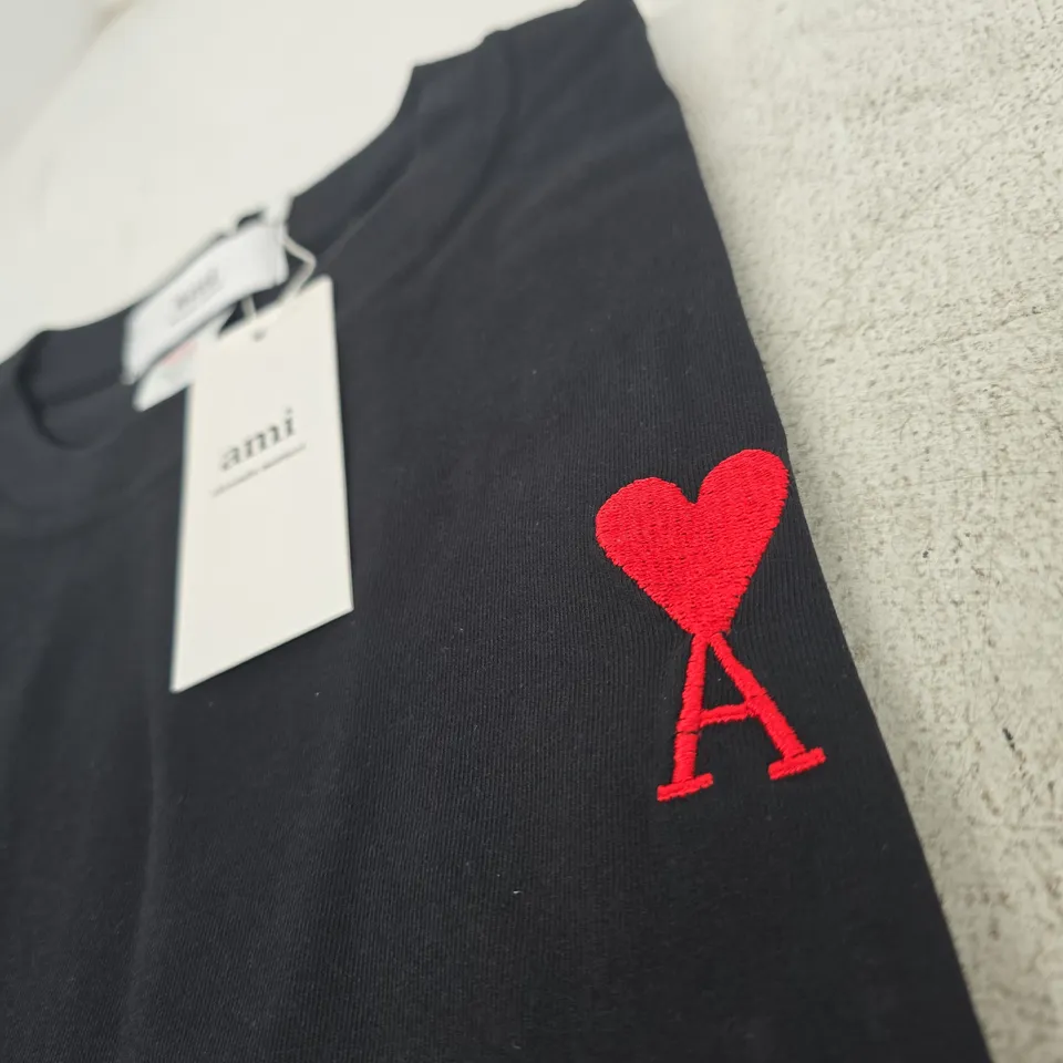 AMI ALEXANDRE MATTIUSSI BLACK T-SHIRT WITH RED HEART LOGO – UK SIZE M
