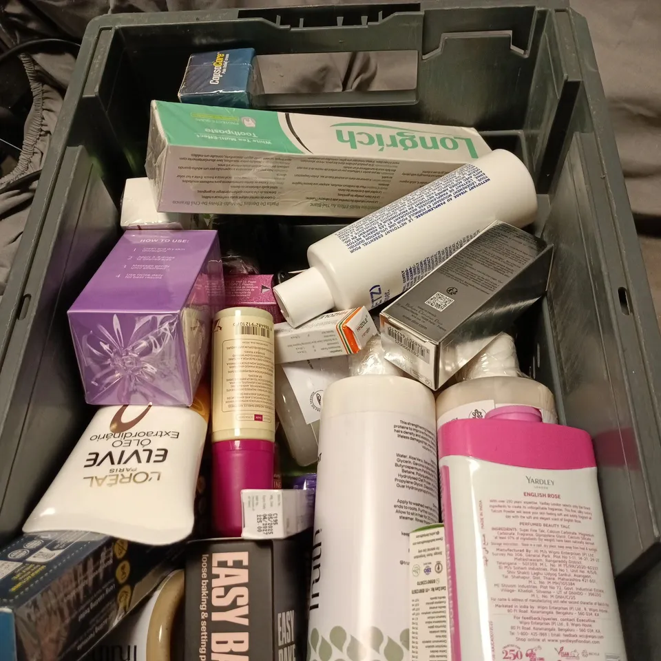 APPROXIMATELY 20 ASSORTED COSMETIC ITEMS TO INCLUDE COMB, TOOTHPASTE, CONDITIONER, KIDS SHAMPOO ETC