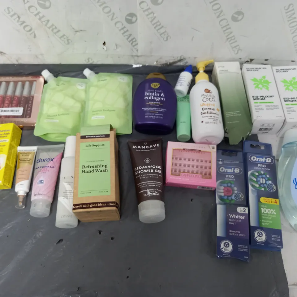 BOX OF APPROXIMATELY 12 ASSORTED COSMETIC ITEMS TO INCLUDE - TATTI LASHES - BIO-PILIXIN SERUM - DUREX LUBE ETC.