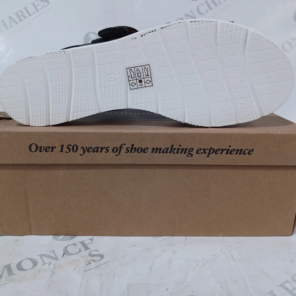 BOXED PAIR OF CUSHION-WALK RING DETAIL OPEN TOE SANDALS IN BLACK SIZE 6