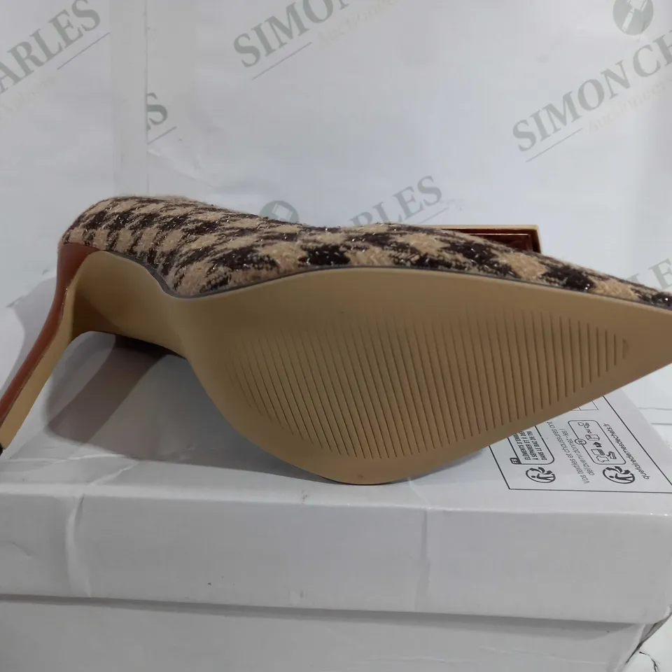 BOXED PAIR OF DESIGNER POINTED TOE STILETTO HEEL PATTERNED SHOES IN BROWN/LIGHT BROWN - EU 40