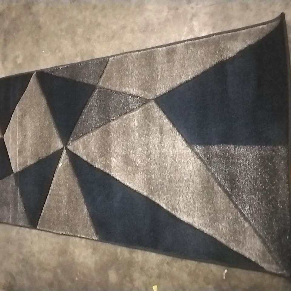 GEISLER GEOMETRIC AREA RUG APPROXIMATELY 150X80CM