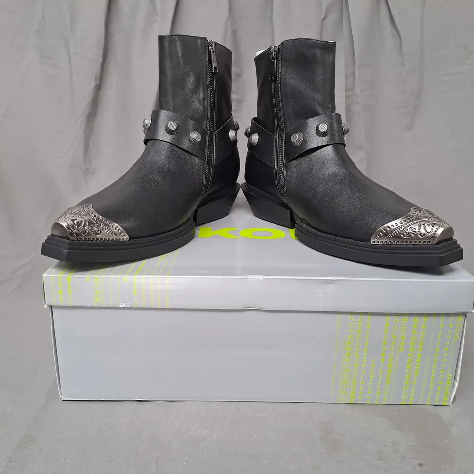 BOXED PAIR OF KOI SOUL RENDER COWBOY BOOTS IN BLACK/SILVER EFFECT UK SIZE 7