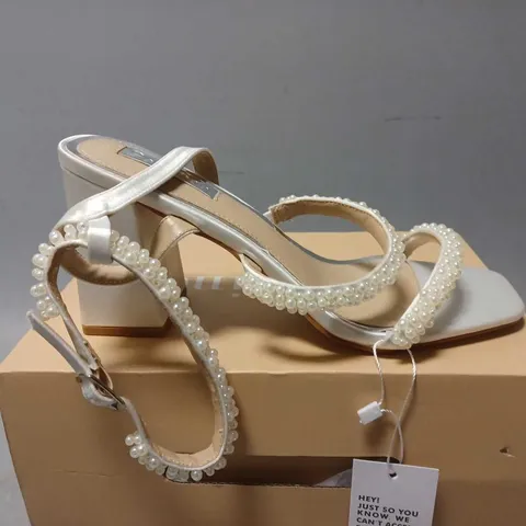 BOXED BE MINE WIDE FIT BRIDAL STACIE PEARL BLOCK HEEL SANDALS - UK 7 