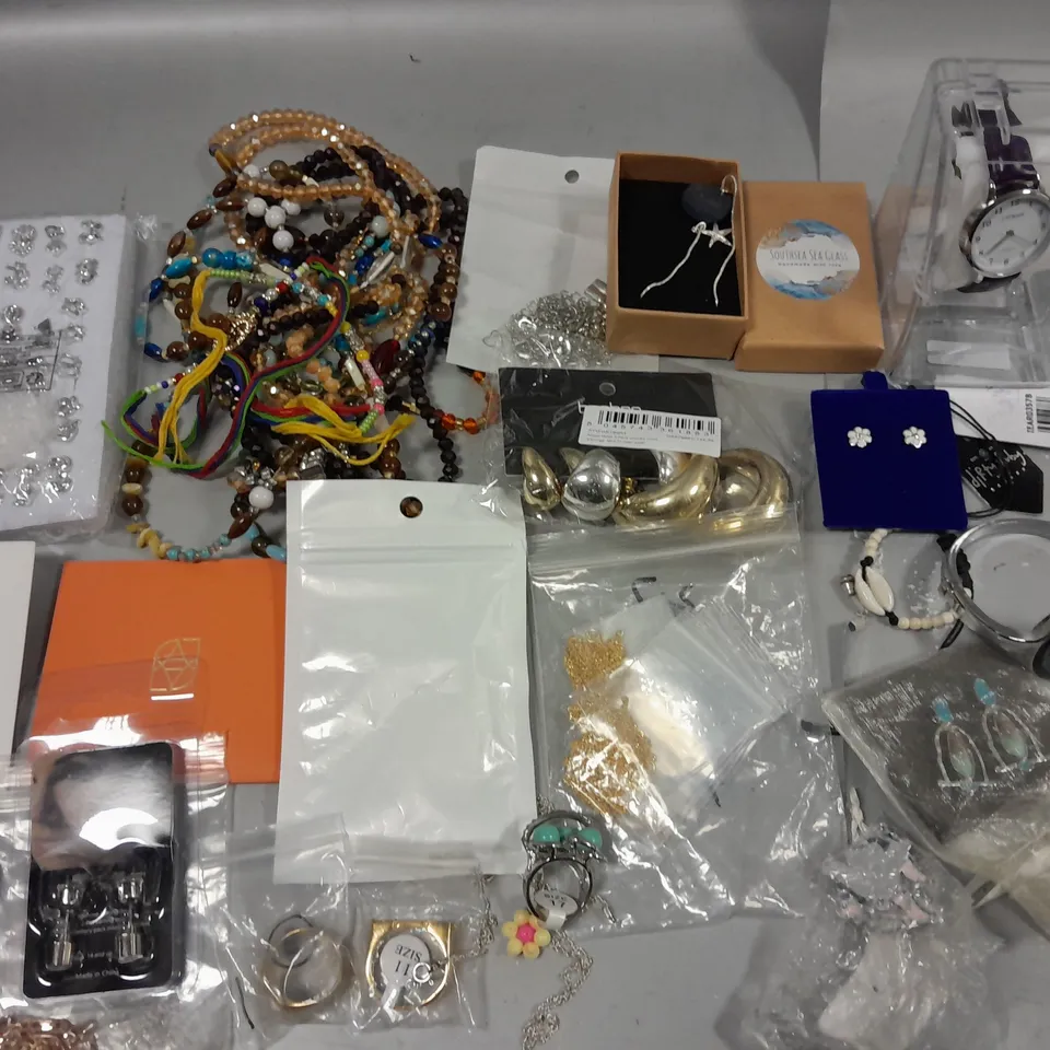 LOT OF ASSORTED JEWELLERY ITEMS TO INCLUDE NECKLACES, WATCHES AND RINGS
