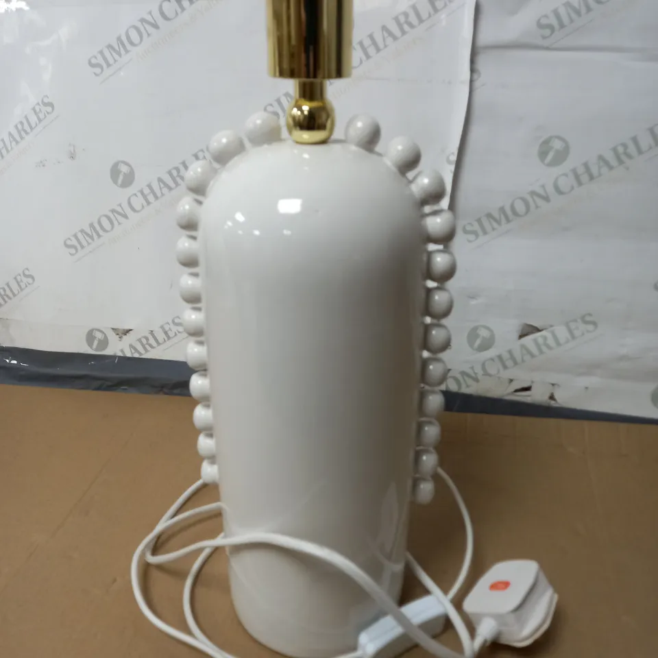UNBOXED WHITE CERAMIC TABLE LAMP
