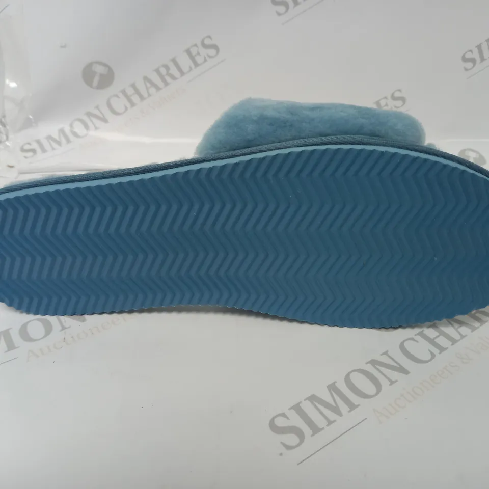 PAIR OF MODA IN PELLE SLIPPERS BLUE SIZE UNKNOWN