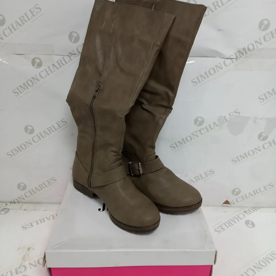 3 BOXED PAIRS OF JUSTFAB BRYARA KNEE HIGH BOOTS IN GREY SIZE 4.5 