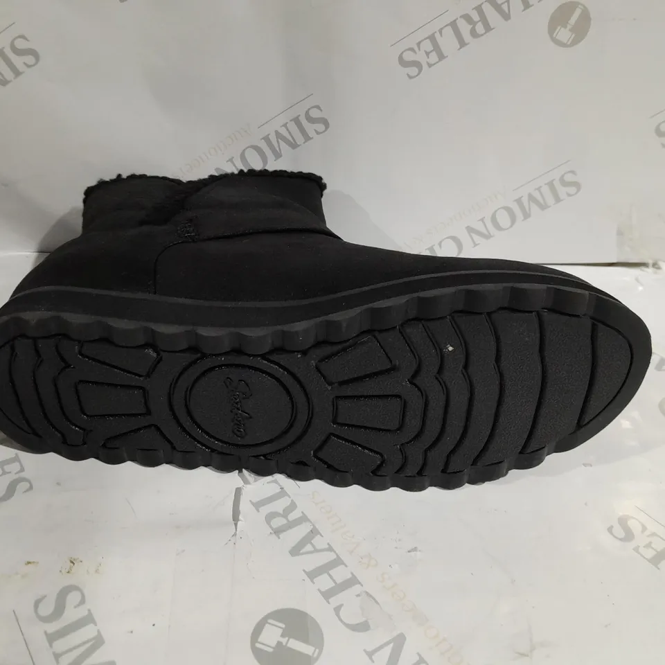 BOXED PAIR OF SKECHERS CABIN FEEL BOOTS IN BLACK - SIZE 5