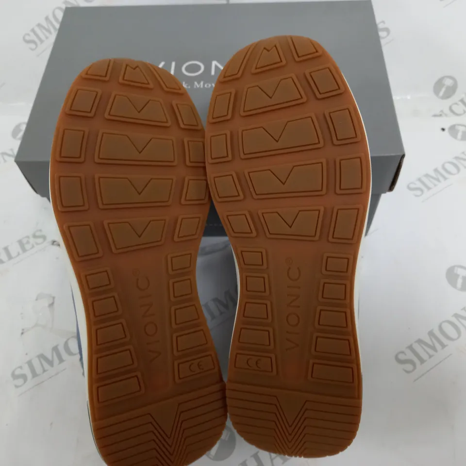 BOXED PAIR OF VIONIC ROCHELLE TRAINERS - 4.5