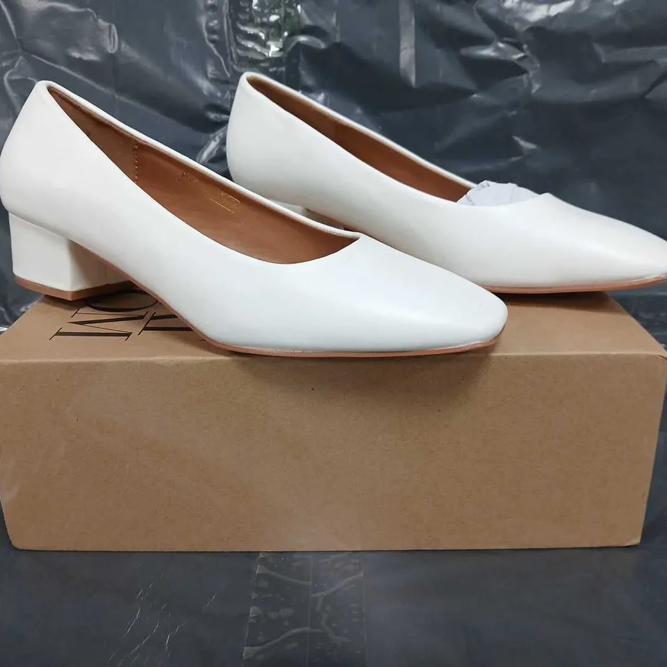 BOXED PAIR OF WHERE'S THAT FROM LOW BLOCK HEEL SLIP-ON SHOES IN WHITE SIZE UK 6