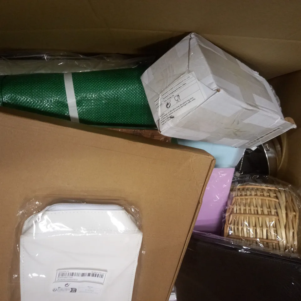 BOX OF APPROXIMATELY 9 ASSORTED ITEMS TO INCLUDE - PLASTIC KITCHEN SET -WOODEN FRAME - OVEN GLOVES ETC 