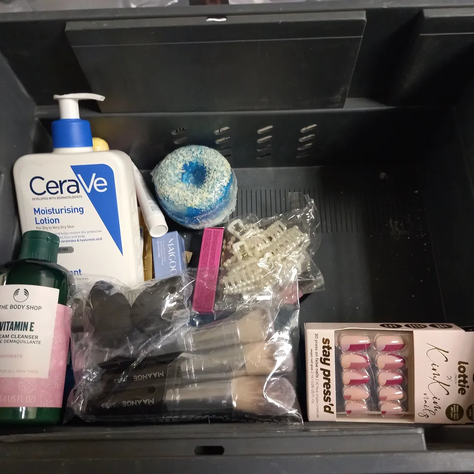 BOX OF APPROXIMATELY 20 COSMETIC ITEMS TO INCLUDE - L'OREAL ELVIVE DREAM LENGTHS SHAMPOO - GARNIER MICELLAR WATER - BAFF BOMBS  - ETC 