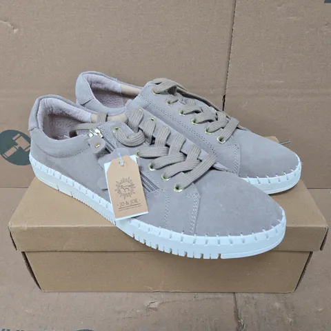 BOXED PAIR OF JO & JOE CADIZ SHOES IN TAUPE - SIZE 7