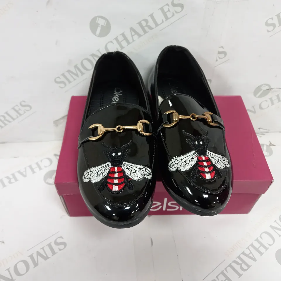 APPROXIMATELY 14 BOXED PAIR OF KELSI KIDS BUTTERFLY EMBROIDERED LOAFERS IN BLACK TO INCLUDE SIZES 1, 9, 10, 11, 13