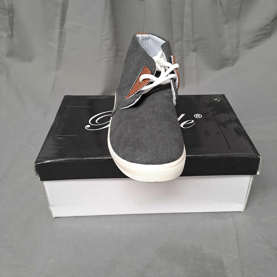 BOX OF APPROXIMATELY 8 PAIRS OF CANVAS SHOES IN ASSORTED COLOURS AND SIZES