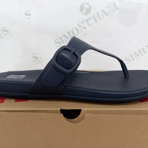 BOXED PAIR OF FITFLOP GRACIE RUBBER BUCKLE LEATHER TOE POST SANDALS IN MIDNIGHT NAVY - UK 5.5