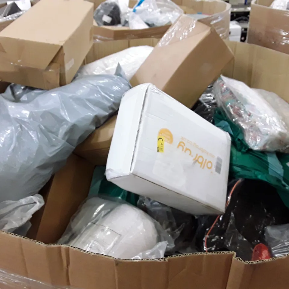 PALLET CONTAINING ASSORTED PILLOWS & CUSHIONS INCLUDING MEMORY FOAM PILLOW, SLEEPING BAG, BAMBOO PILLOW, NECK PILLOW, SEAT CUSHION & LUMBAR SUPPORT