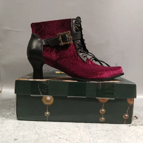 BOXED PAIR OF KOI TIMELESS TRUTHS ORNATE VICTORIAN BOOTS IN BURGUNDY SIZE UK 7