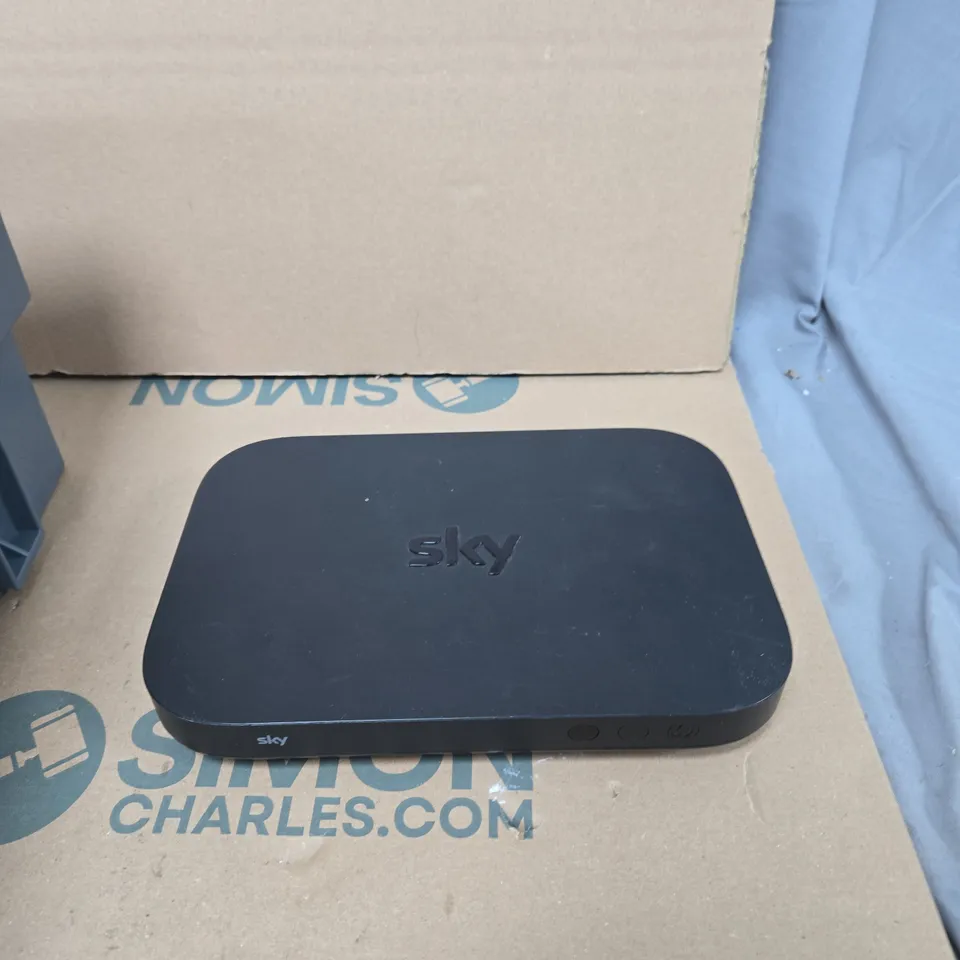 TOTE OF APPROXIMATELY 16 ASSORTED ITEMS TO INCLUDE: SKY ROUTER