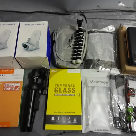 LOT OF APPROXIMATELY 11 ASSORTED ITEMS TO INCLUDE TRIPOD STANDS, CASES, POWERBANK AND WIRELESS CHARGERS