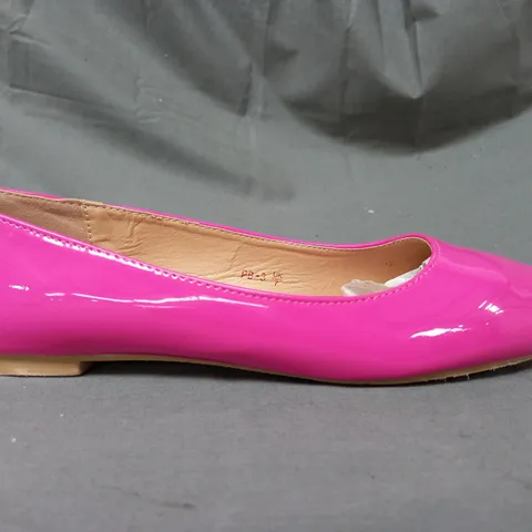 BOXED PAIR OF XY LONDON SLIP-ON SHOES IN PINK UK SIZE 7