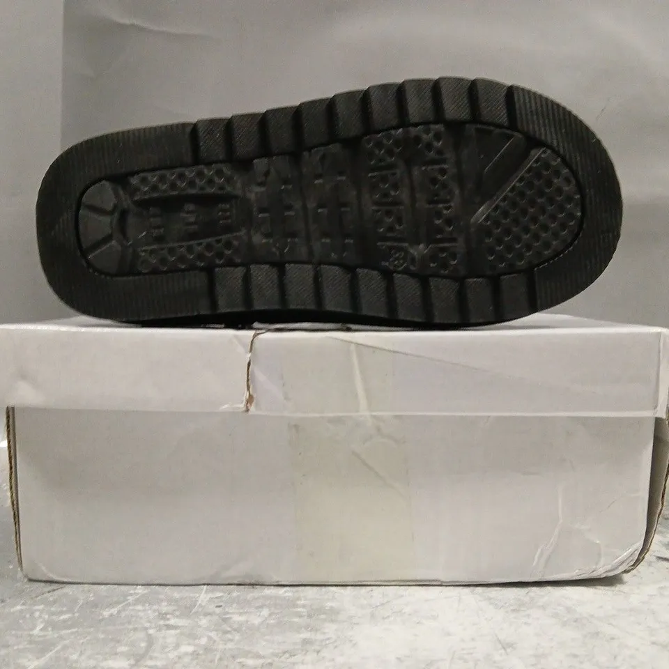 BOXED PAIR OF UNBRANDED KID'S BOOTS IN BLACK SIZE UNSPECIFIED