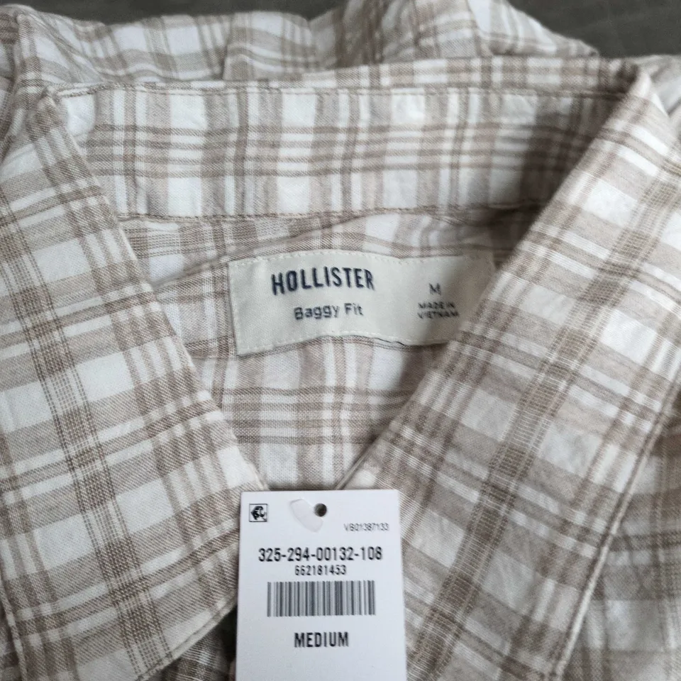 HOLLISTER BAGGY FIT PLAID SHORT SLEEVE SHIRT – BROWN, SIZE M