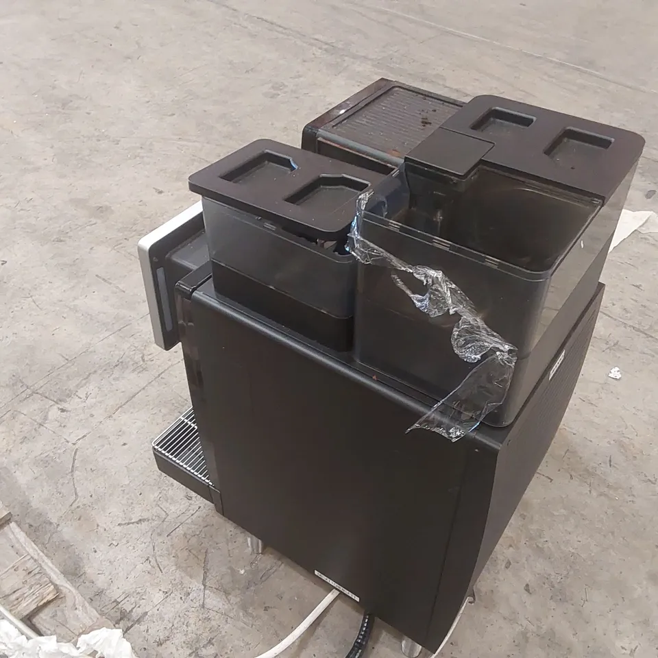 FRANKE A600 COMMERCIAL COFFEE MACHINE WITH MILK CHILLER (2 ITEMS)