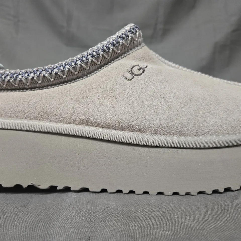 PAIR OF UGG SHOES IN BEIGE UK SIZE 5