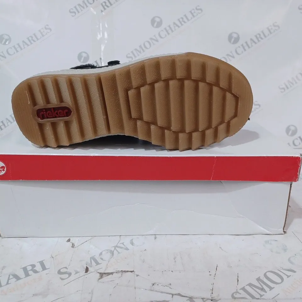 BOXED PAIR OF RIEKER WATER RESISTANT WARM HIKER BOOTS, NAVY - SIZE 5