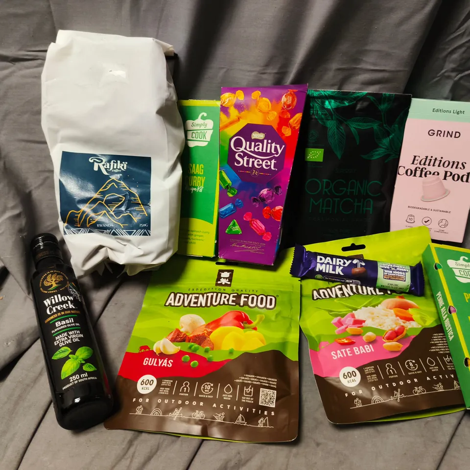 APPROXIMATELY 10 ASSORTED FOOD & DRINK ITEMS TO INCLUDE GRIND EDITIONS COFFEE PODS, SUPERSELF ORGANIC MATCHA, WILLOW CREEK BASIL OLIVE OIL, ETC - COLLECTION ONLY