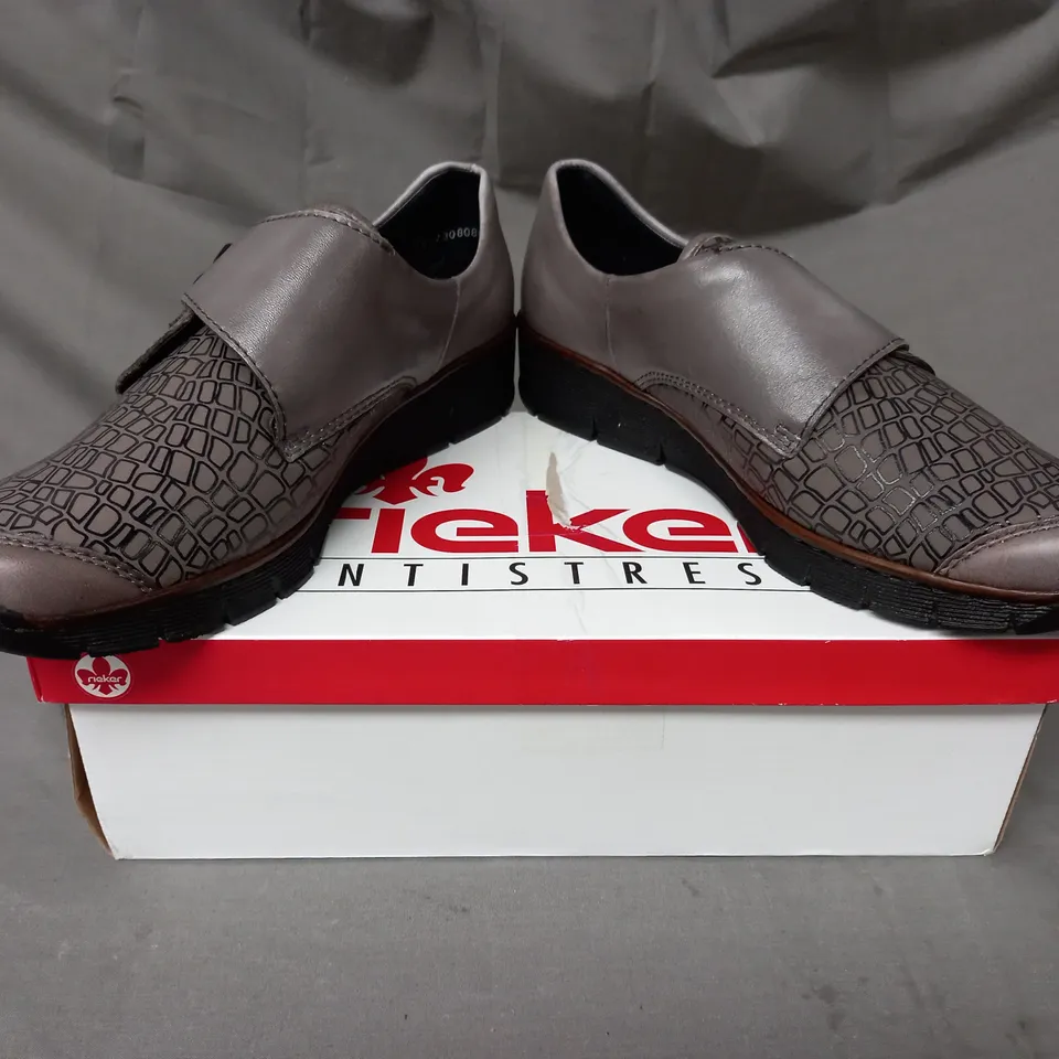 BOXED PAIR OF RIEKER SHOES W. BUTTON IN LIGHT GREY SIZE 7.5