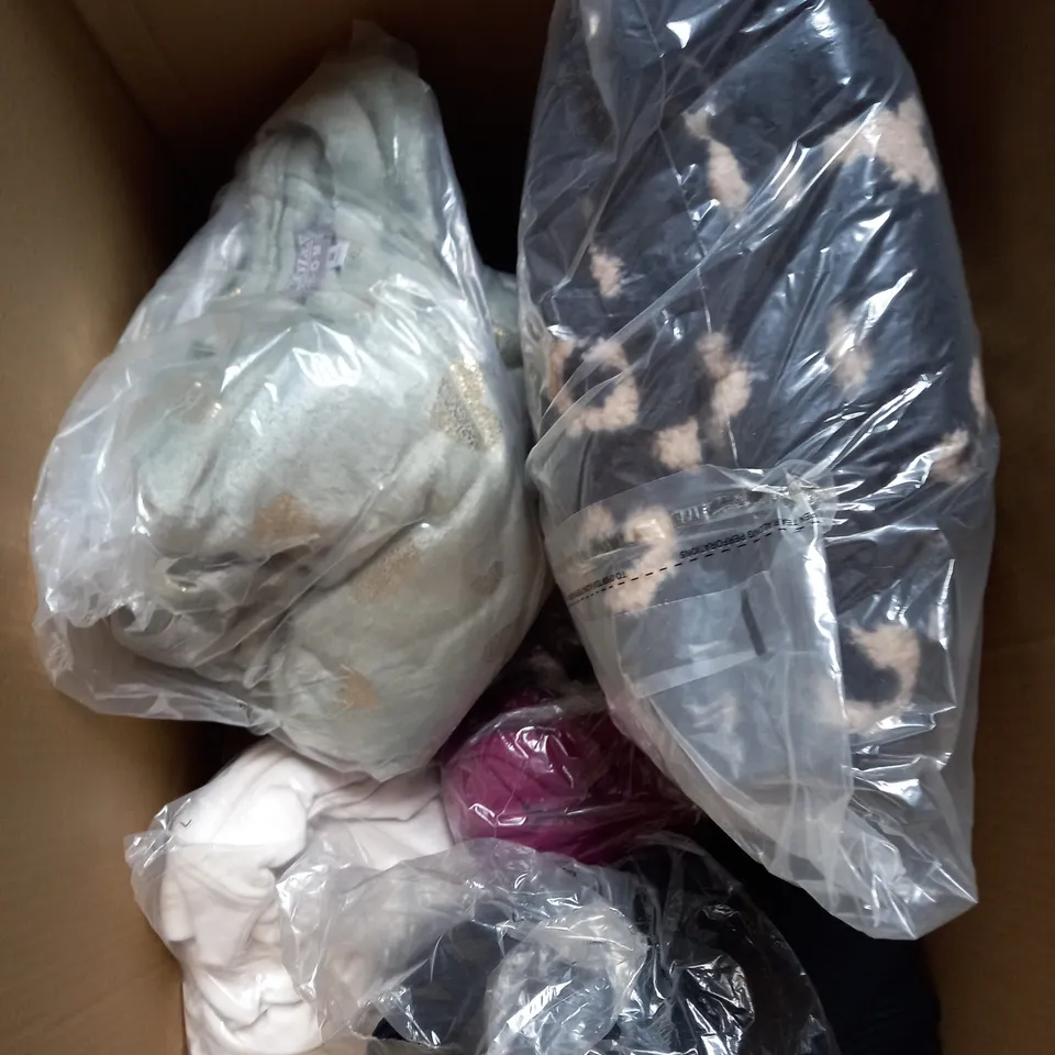 BOX OF APPROXIMATELY 12 CLOTHING ITEMS TO INCLUDE DRESS, LOUNGEWEAR, CARDIGAN ETC