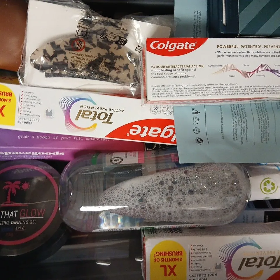 APPROXIMATELY 15 ASSORTED COSMETIC ITEMS INCLUDING VARIOUS MAKES AND BRANDS - COLLECTION ONLY