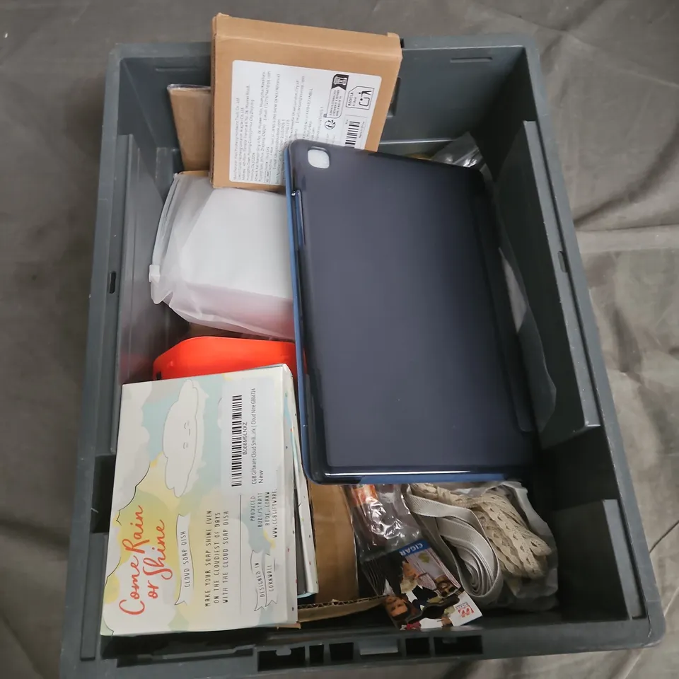 APPROXIMATELY 15 ASSORTED HOUSEHOLD ITEMS TO INCLUDE CLOUD SOAP DISH, TABLET CASE, ETC 