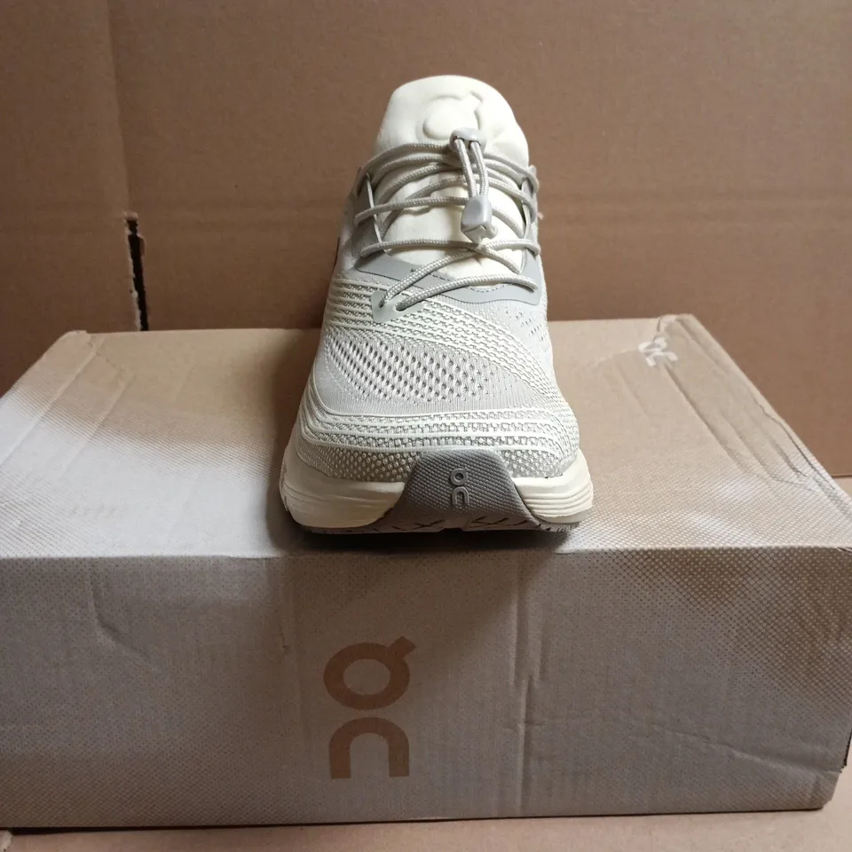 BOXED PAIR OF ON CLOUD X Z5 TRAINERS – CREAM/WHITE, UK 7.5
