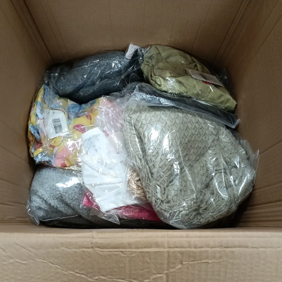 LOT OF APPROXIMATELY 30 ASSORTED CLOTHING ITEMS IN VARIOUS STYLES AND DESIGNS